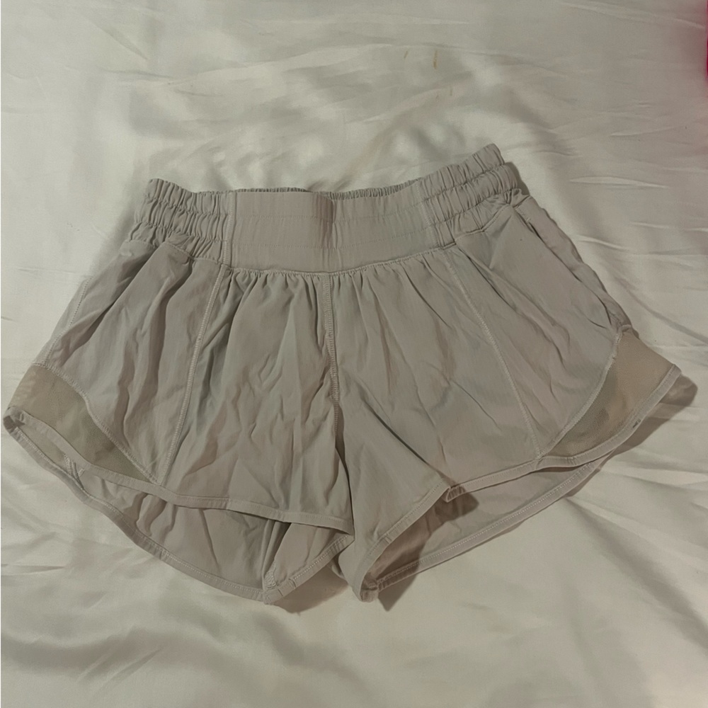 white hotty hot lululemon shorts size 2 2.5 inseam